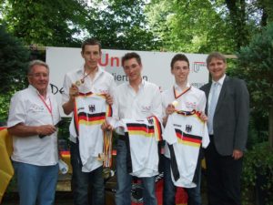 Reinhold_Boehm_und_Landrat_Makiolla_mit_den_Meistern