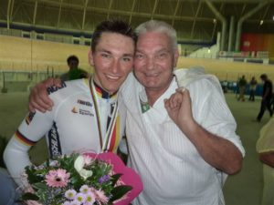 Vater_und_Soh_freuen_sich_ber_den_Erfolg_bei_der_WM