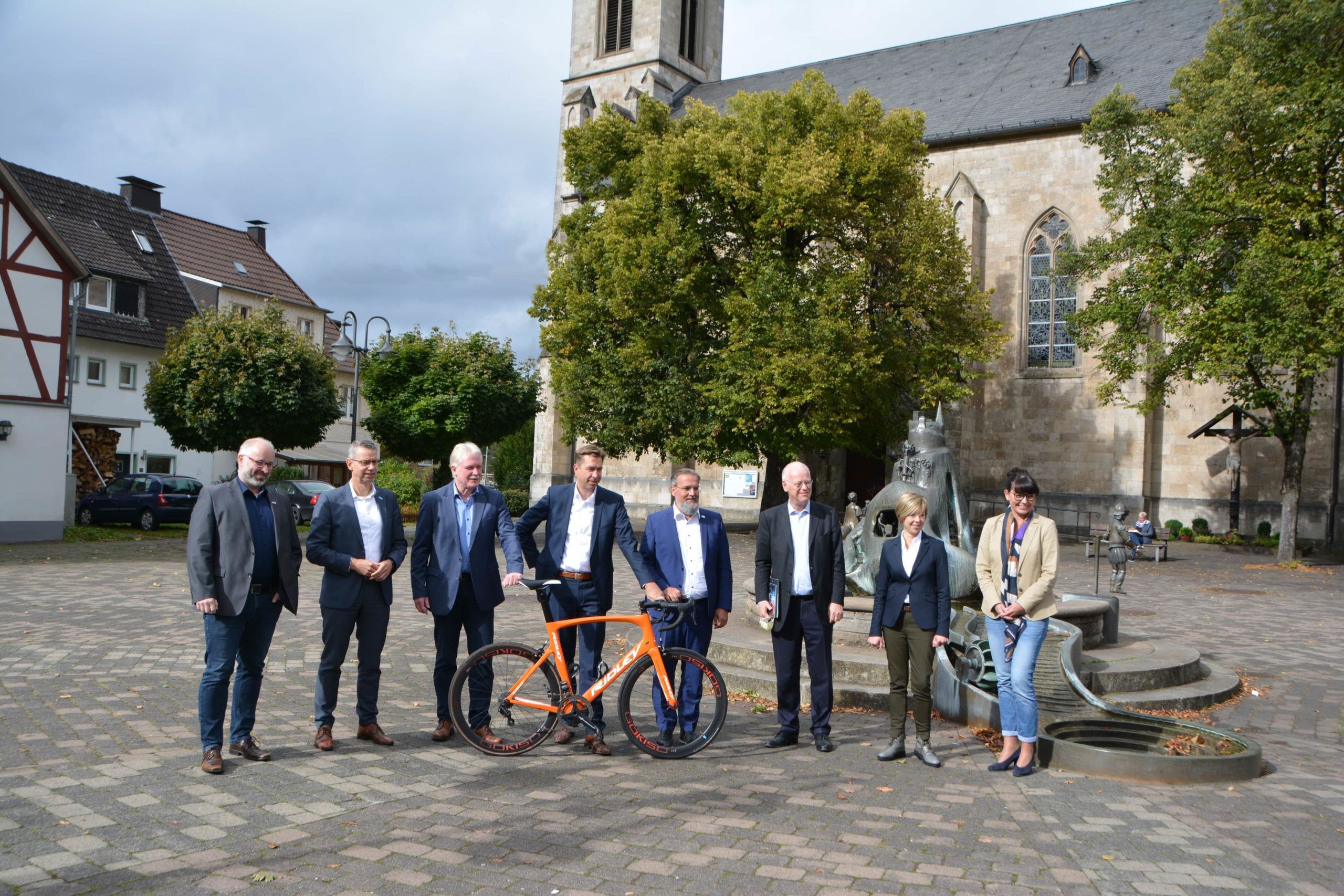 Von links nach rechts: Winfried Borgmann (Tourismus Direktor Winterberg), Michael Beckmann (Bürgermeister Winterberg), Thomas Schröder (Bürgermeister Marsberg), Jörg Scherf & Heiko Volkert ( RC Victoria Neheim & SVL Sports GmbH), Rudolf Scharping (Präsident Bund Deutscher Radfahrer), Michaele Schröder (Stadtmarketing und Wirtschaftsförderung Marsberg) & Tatjana Schefers (Stadtmarketing Arnsberg). Bildquelle Stadt Marsberg.