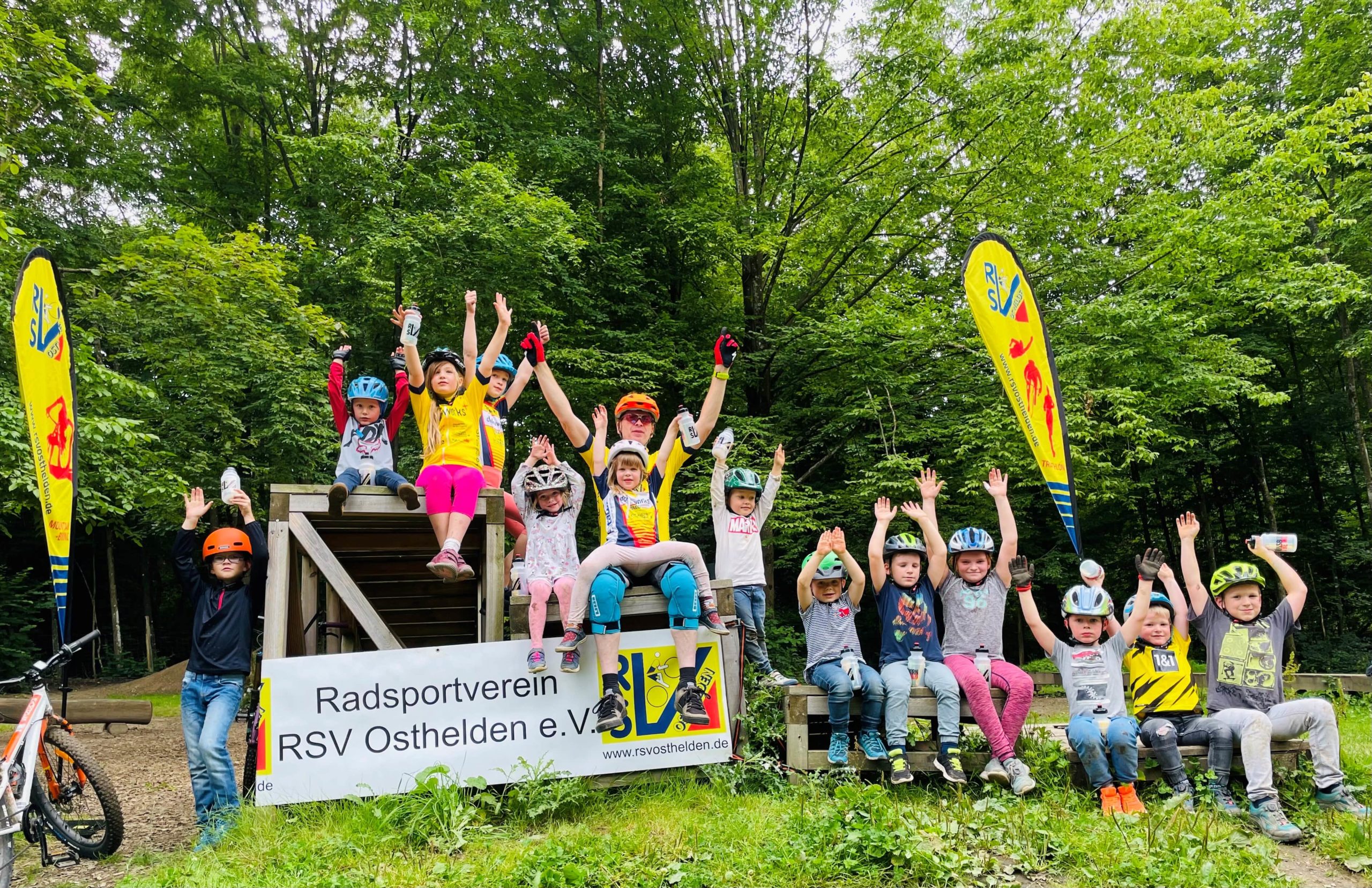 Zufriedene Teilnehmer nach dem Workshop auf dem Pumptrack