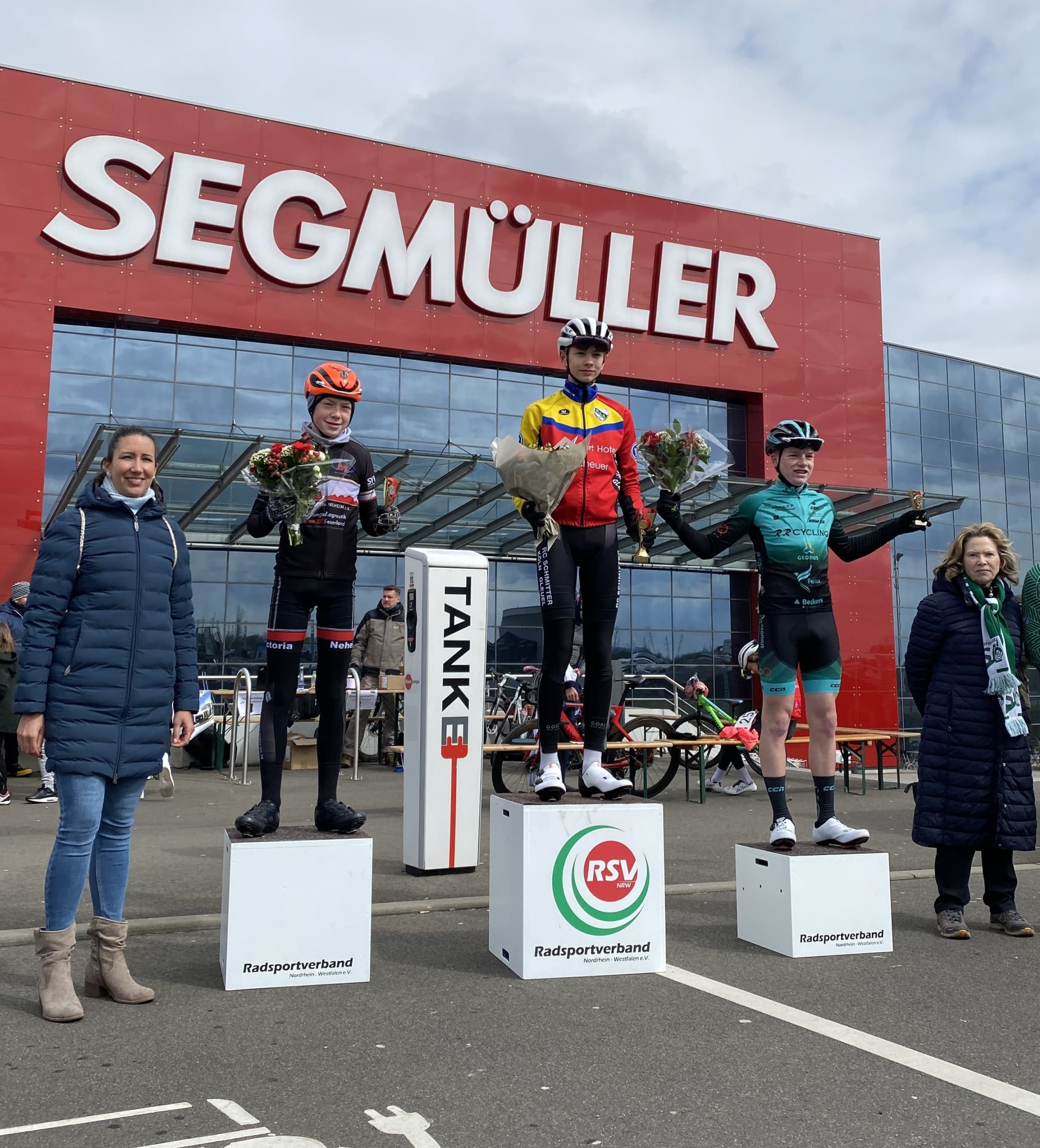 Lukas Scherf bei der Siegerehrung in Pulheim - Quelle: RC Victoria Neheim