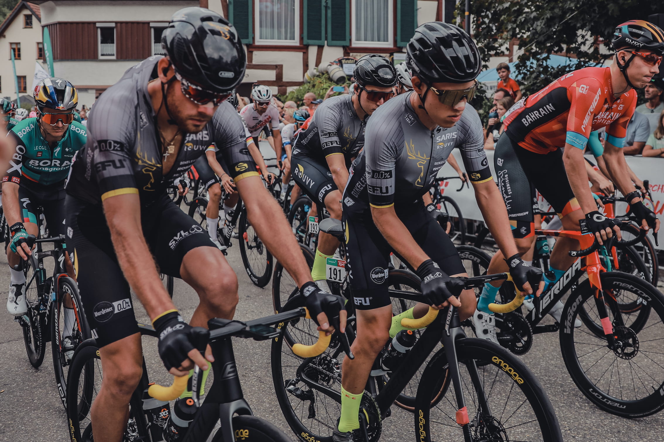 Johannes Adamietz, Julian Borresch und Per Christian Münstermann (vlnr) bei einer Ortsdurchfahrt im Schwarzwald (Quelle Claudia Hauf)