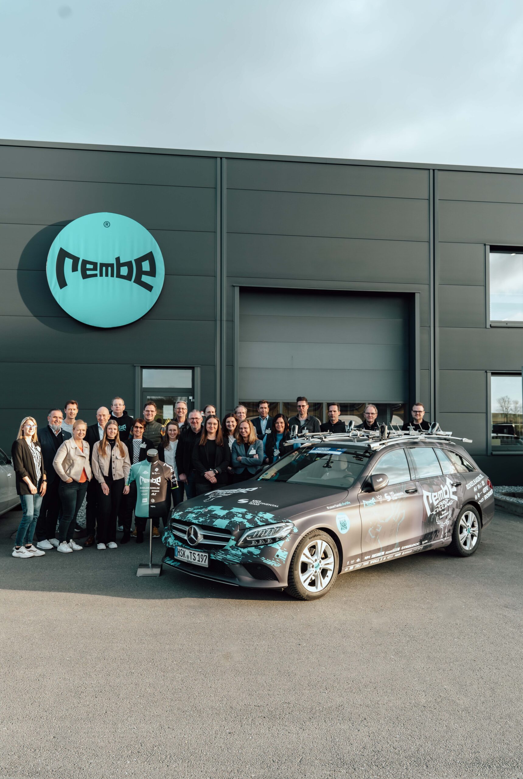 Sponsoren und Staff trafen sich Anfang Februar beim Namenssponsor und Weltmarktführer REMBE® GmbH Safety + Control in Brilon (Bildcredit by „138 media“)