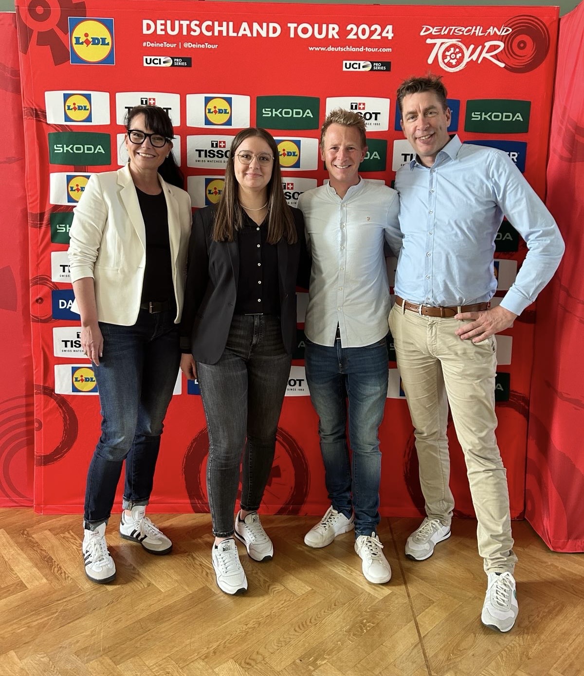 v.l.n.r. Tatjana Schefers(Stadtmarketing Arnsberg), Gina Maria Volkert, (REMBE Pro Cycling™Team Sauerland), Fabian Wegmann (Sportlicher Leiter der Tour) und Jörg Scherf (REMBE Pro Cycling™Team Sauerland) - (Quelle: SVL Sports GmbH)