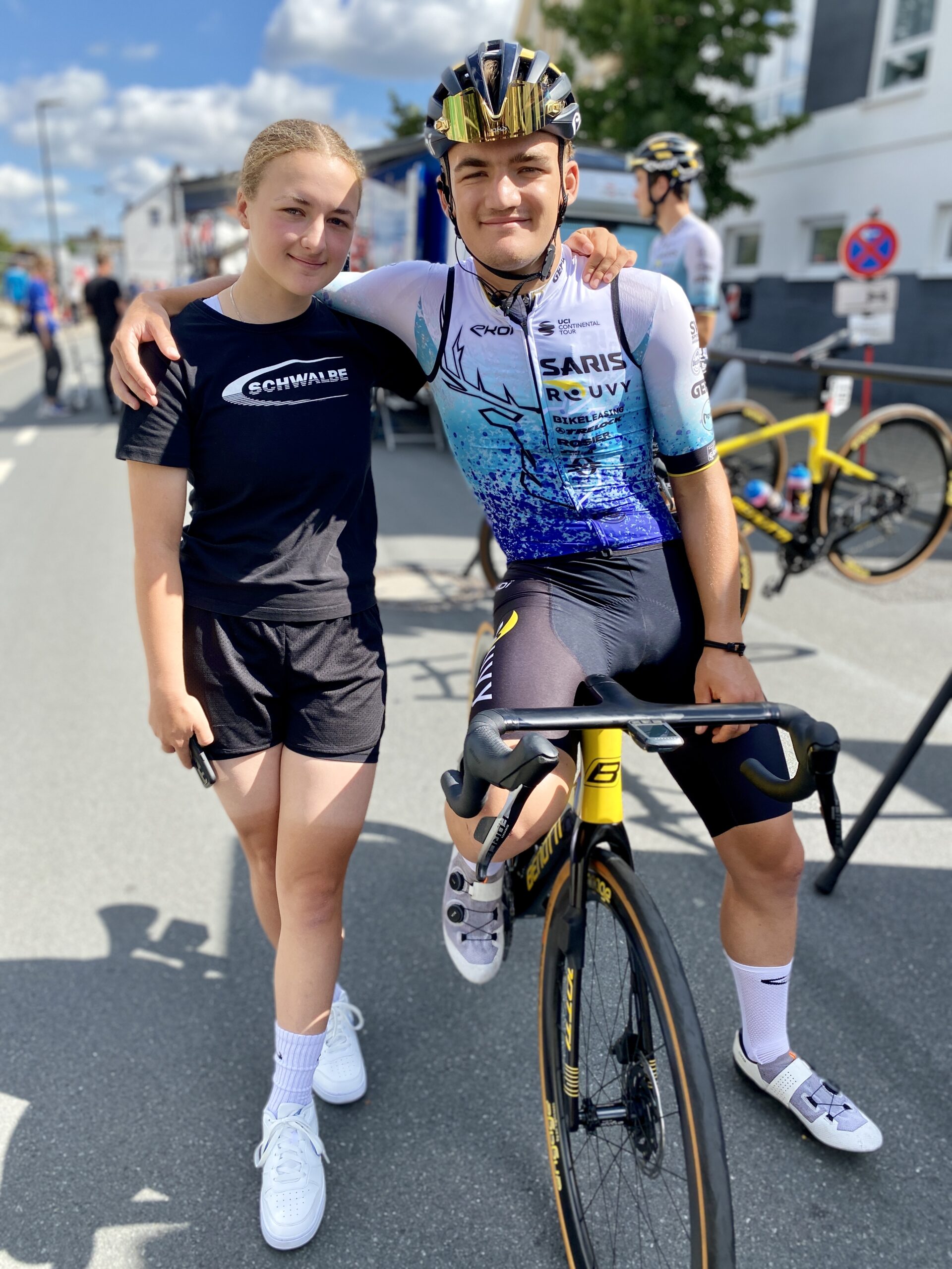 Judith Rottmann am Rande Deutschland Tour 2023 in Neheim mit ihrem Bruder Jonathan Rottmann (Quelle: Team Sauerland)