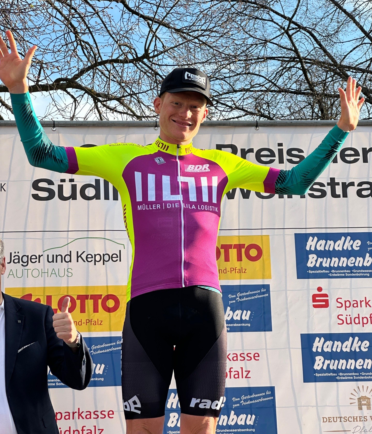 REMBE | rad-net-Fahrer Ole Theiler gewann den Bundesliga-Auftakt und übernahm das lila Führungstrikot. (Foto: Dominic Reichert)