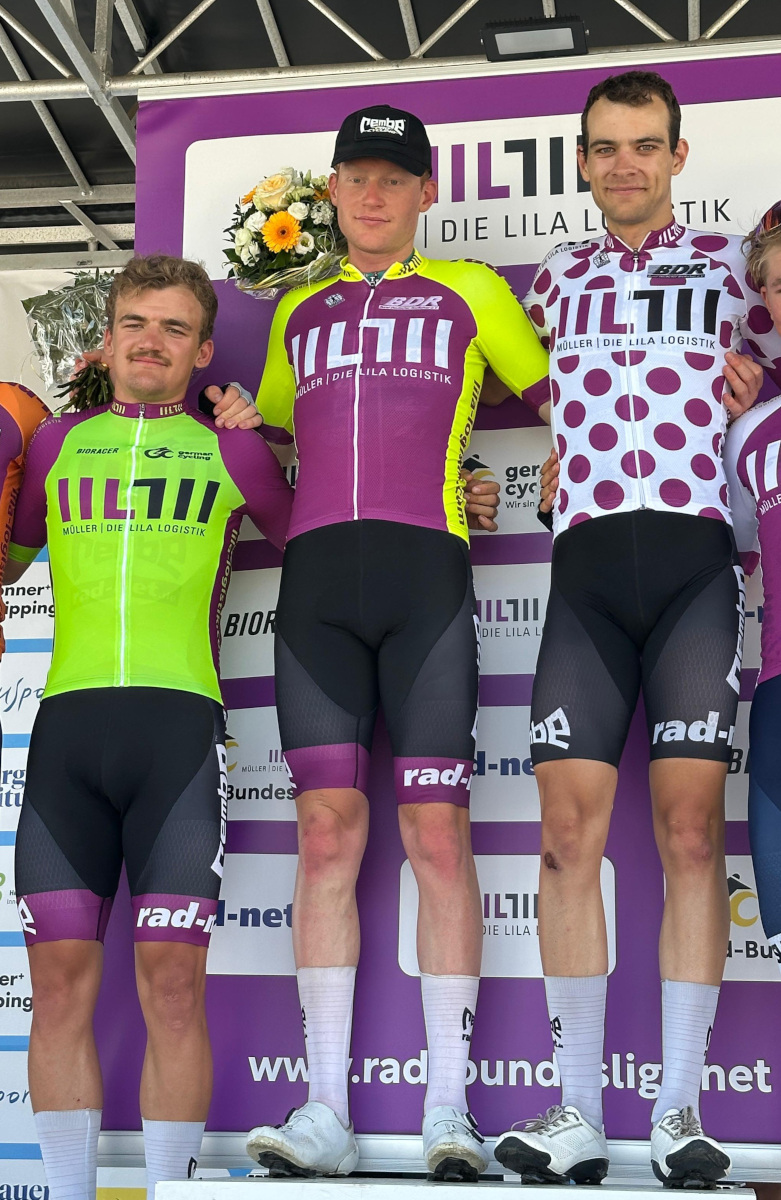 Jonathan Rottmann, Ole Theiler und Miguel Heidemann (v. li.) in den Führungstrikots der Rad-Bundesliga. Foto: Dominic Reichert)