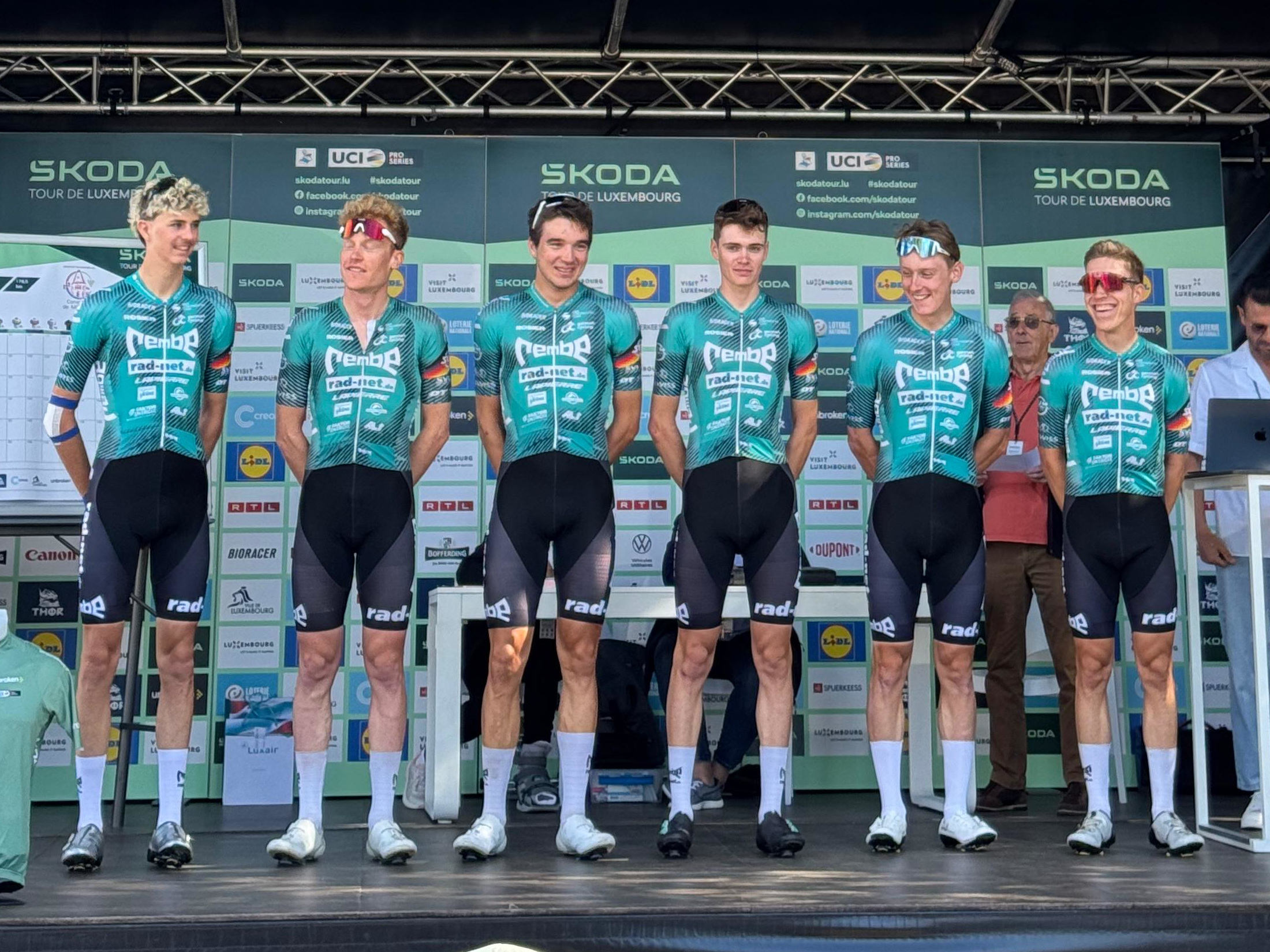 Das Team REMBE | rad-net ist am Wochenende unter anderem mit Jermaine Zemke, Ole Theiler, Julian Borresch, Pepe Albrecht, Leon Arenz und Johannes Adamietz (li.) bei Rennen in Frankreich und den Niederlanden im Einsatz. (Foto: REMBE | rad-net)