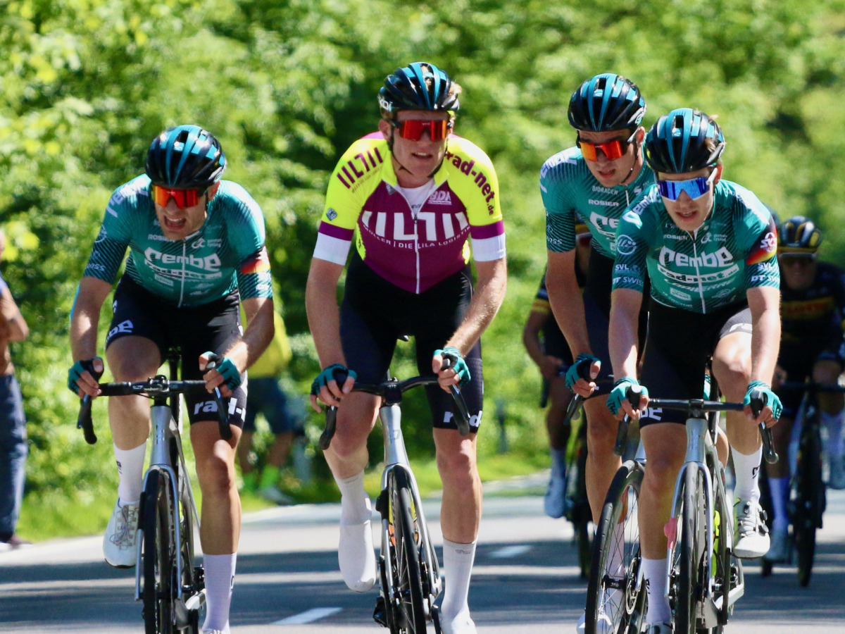 Ole Theiler (im lila Trikot) mit seinen REMBE | rad-net-Teamkollegen bei der Rad-Bundesliga. (Foto: Dominic Reichert)