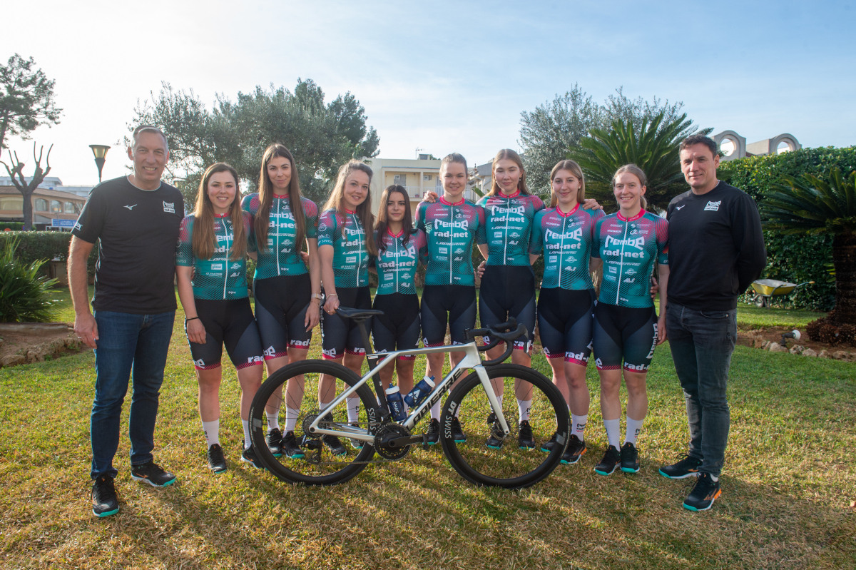 Das Team REMBE | rad-net women 2026. (Foto: Mario Stiehl/REMBE | rad-net)