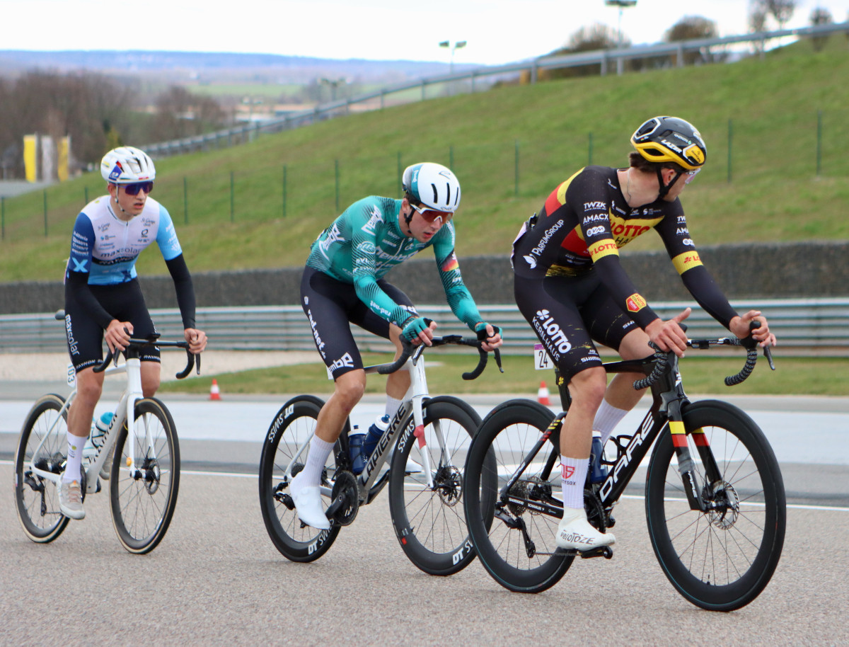 Julian Borresch (Mitte) war schon früh im Rennen in einer dreiköpfigen Ausreißergruppe unterwegs. (Foto: Dominic Reichert)