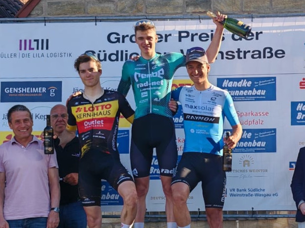 Pepe Albrecht (Mitte) gewann das Bundesligarennen in Schweigen. (Foto: REMBE | rad-net)
