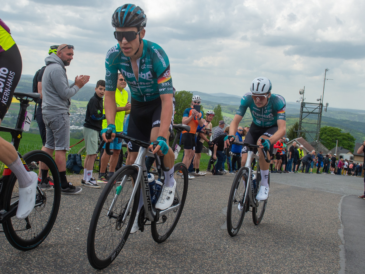 Die beiden REMBE | rad-net-Fahrer Johannes Adamietz (li) und Julian Borresch bei der Erzgebirgsrundfahrt am Anstieg Himmelsleiter. (Foto: Mario Stiehl)