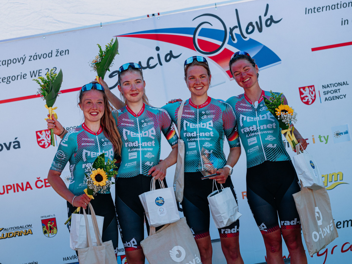Katharina Palm, Selma Lantzsch, Karoline Goldschmidt und Aileen Schweikart (v. li.) freuen sich über den Gewinn der Mannschaftswertung bei der Gracia Orlová. (Foto: Dominik Stuchlik)