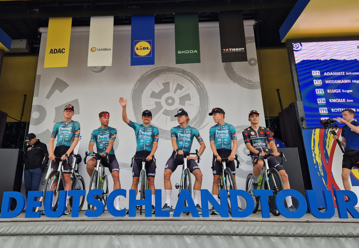 Das Team REMBE | rad-net bei der Deutschland Tour 2025, rechts mit Miguel Heidemann im Bergtrikot. (Foto: Mareike Engelbrecht)