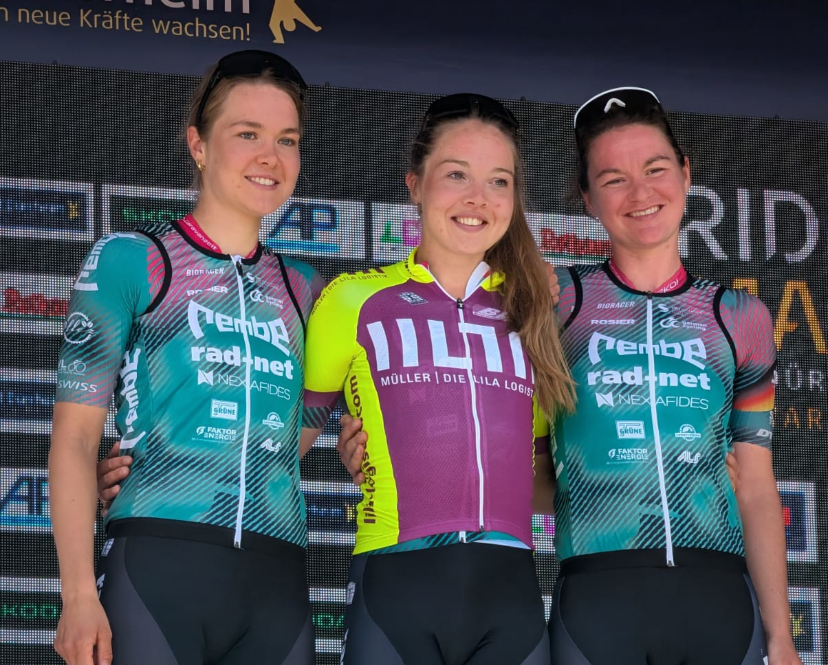 Katharina Palm (Mitte) gewann die Rad-Bundesliga der Frauen 2026 vor ihren REMBE | rad-net women-Teamkolleginnen Karoline Goldschmidt (li.) und Aileen Schweikart. (Foto: REMBE | rad-net women)