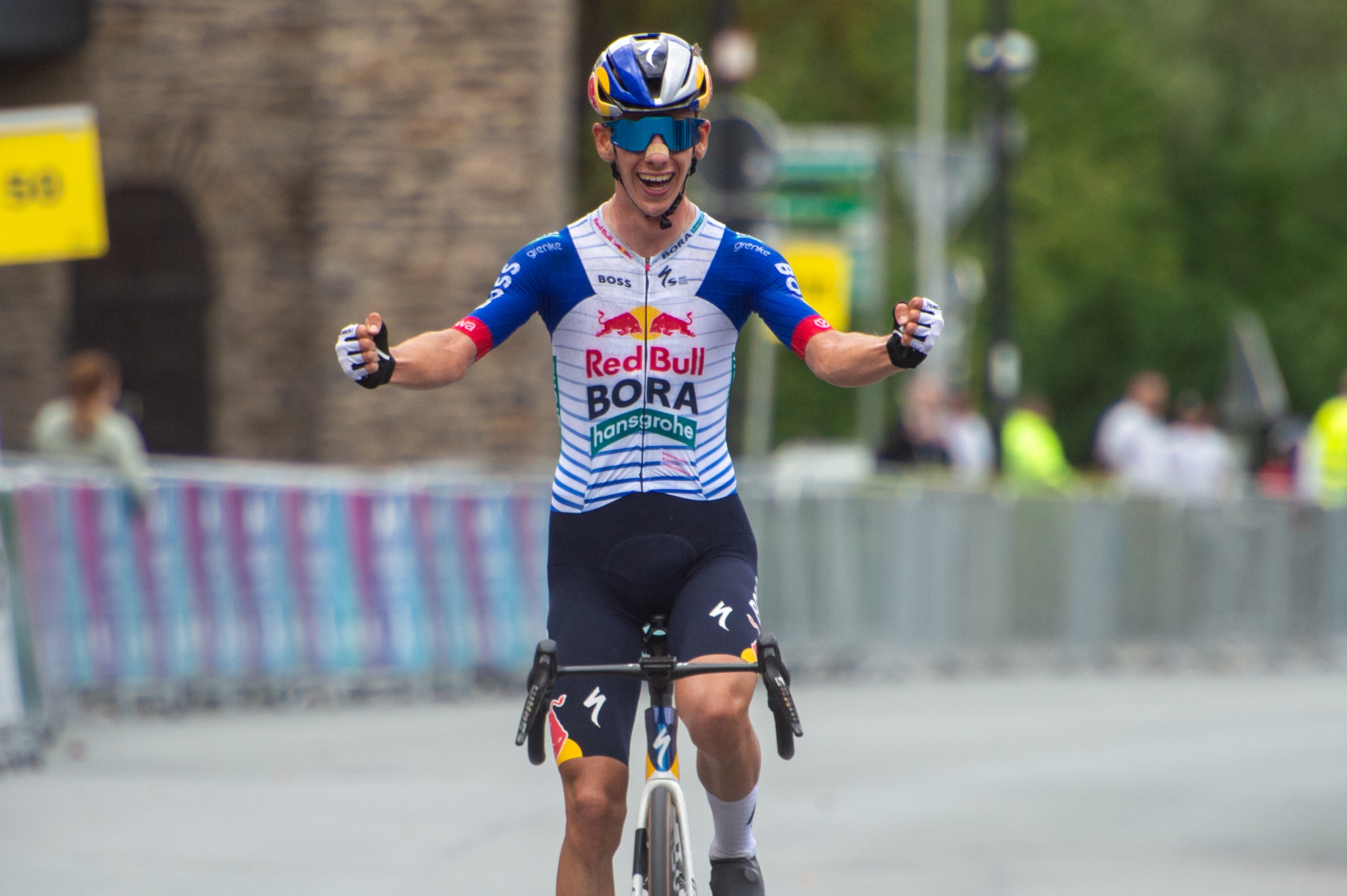 Max Bock gewann die zweite Etappe der Sauerlandrundfahrt (li.); Paul Fietzke ist neuer Gesamtführender. (Fotos: Mario Stiehl)