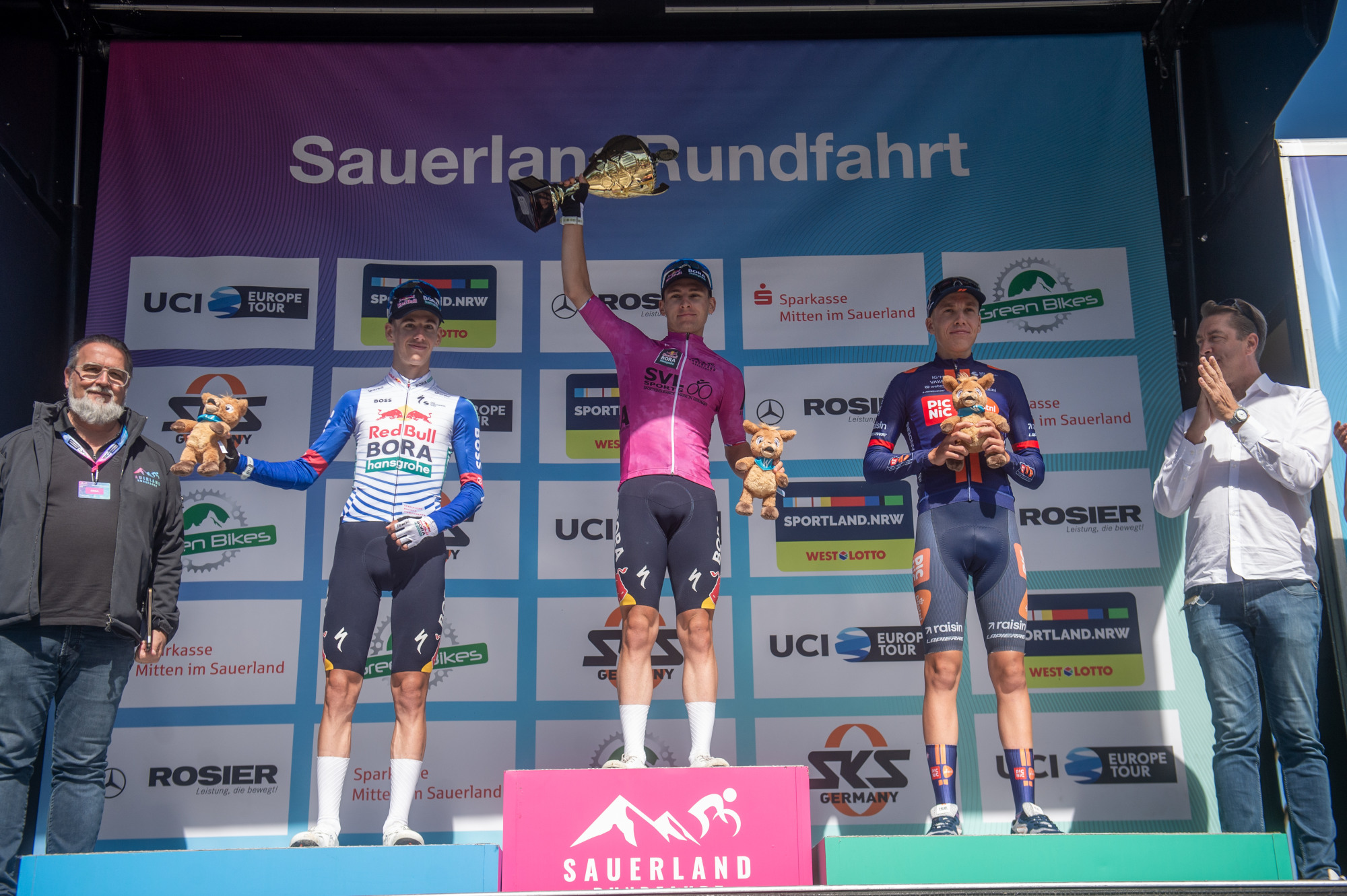 Paul Fietzke (Mitte) gewann die Sauerlandrundfahrt 2026 vor Max Bock (li.) und Finn O'Brien. (re.) (Foto: Mario Stiehl)